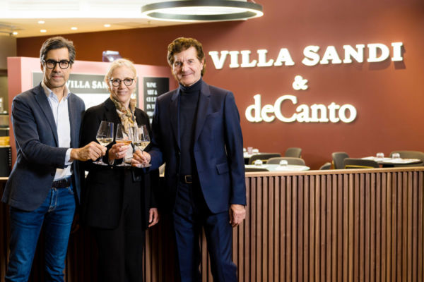 Alberto Nerio, Monica Scarpa e Giancarlo Moretti Polegato al wine bar Villa Sandi, Marco Polo. Brindisi con vino.