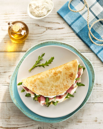 Piadina romagnola Autogrill con prosciutto, rucola e squacquerone. Specialità San Patrignano.
