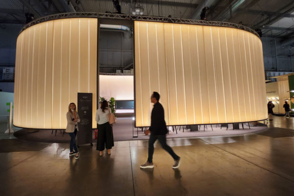 Autogrill by Gennaro Esposito al Salone del Mobile. Design bistrot con illuminazione, persone in visita.