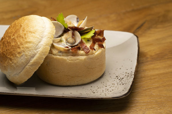 Zuppa di vongole nel pane di Bōl House. Specialità panetteria per delivery.