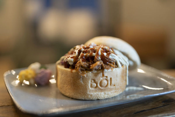 Bōl House pulled pork: panino gourmet con maiale sfilacciato e salsa BBQ. Specialità Bōl House per delivery.