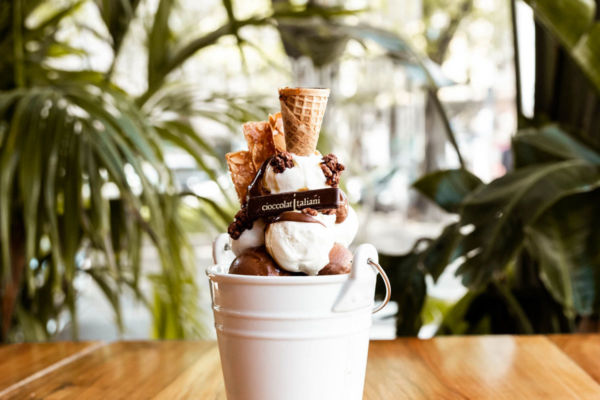 Gelato artigianale Cioccolatitaliani in un secchiello. Dessert goloso, cono, cioccolato. Gioia Group, nuove aperture.