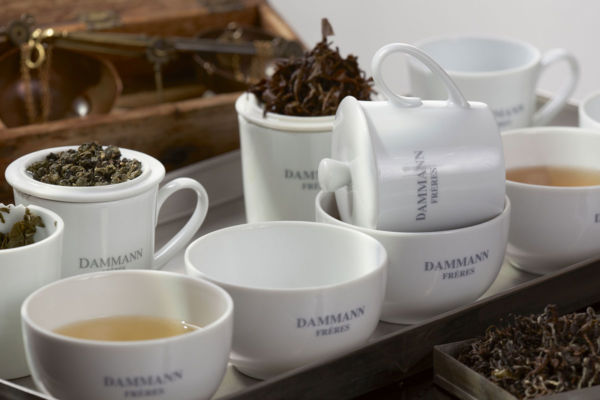 Tè Dammann Frères: tazze, gaiwan e foglie di tè. Degustazione tè e infusi al Polo del Gusto.