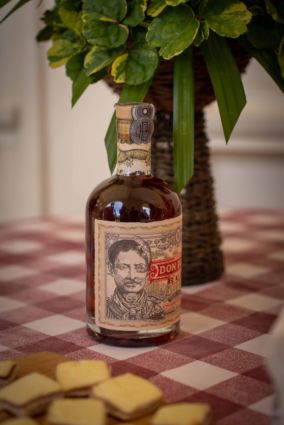 Bottiglia di rum Don Papa. Spirits in fermento, bevanda alcolica premium.