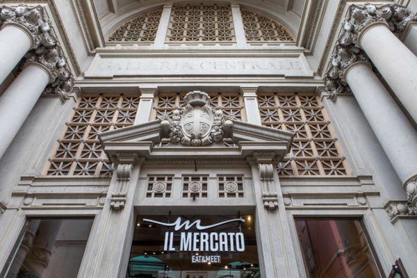 Facciata de Il Mercato di Reggio Emilia. Galleria Centrale con colonne e decorazioni.