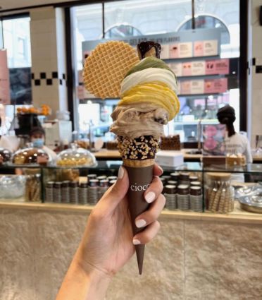 Gelato artigianale Gioia Group: cono con cialda e gusti assortiti. Inaugurazioni in corso!