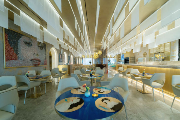 Interni del ristorante Sophia Loren a Bari. Design elegante, tavoli apparecchiati e mosaico di Sophia Loren.