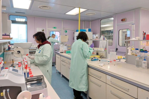 Laboratorio di ricerca e sviluppo. Scienziati al lavoro per detergenza professionale efficace e sostenibile.