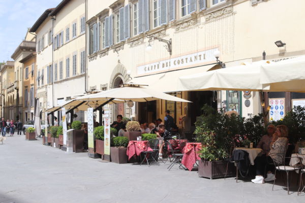 Caffè dei Costanti, Arezzo. Horeca Bertelli e Prada: tavoli all'aperto, persone sedute. Ospitalità e ristorazione.