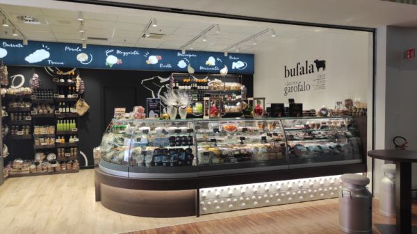 Nuovo store Bufala Garofalo all'aeroporto Orio al Serio. Banco frigo con mozzarella di bufala, burrata e prodotti caseari.