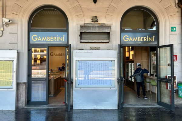 Ingresso di Gamberini 1907 a Bologna Centrale. Grandi Stazioni Retail.