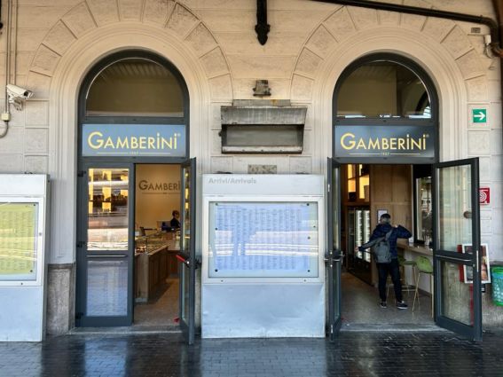 Ingresso Gamberini 1907 a Bologna Centrale. Bar-ristorante storico in stazione, retail Grandi Stazioni.