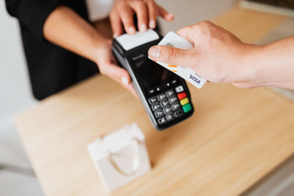 Pagamento elettronico con carta Visa. POS per pagamenti digitali.