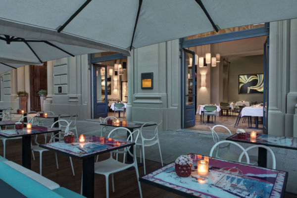Ristorante Irene dell'Hotel Savoy a Firenze. Tavoli esterni illuminati, atmosfera accogliente.