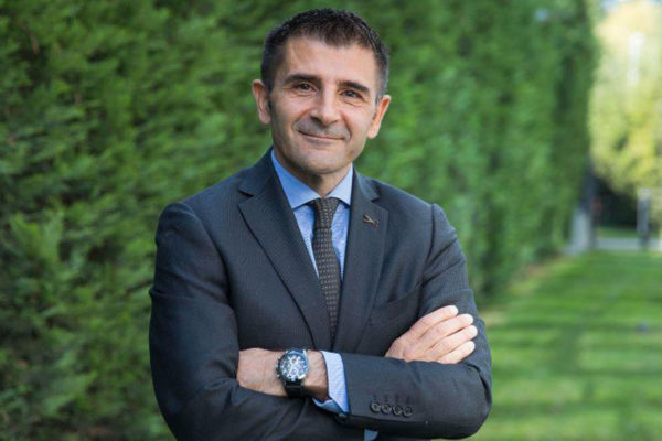 Ritratto di Beneventi, AD Sanpellegrino, in giacca e cravatta. Sanpellegrino crea valore per l’Italia.