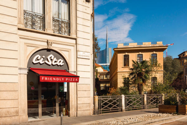 Ci Sta Milano Brera: pizzeria friendly pizza. Scorcio di Porta Nuova sullo sfondo.