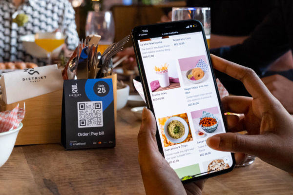 Ordinazione digitale Deliverect: menu su smartphone, QR code ChatFood al tavolo.