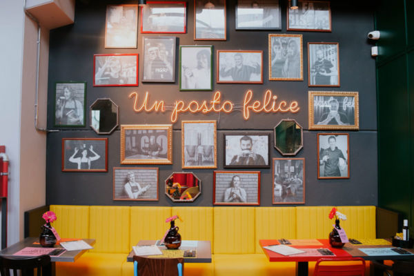 Interno Doppio Malto Salerno: foto, insegna Un posto felice, divano giallo e tavoli colorati. Ristorante, birreria.