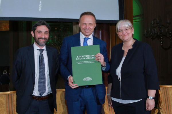 Evento Oleificio Zucchi: presentazione del libro su olio extravergine e sostenibilità. Persone sorridenti.