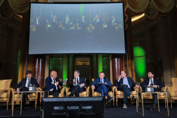 Evento Oleificio Zucchi: tavolo di esperti discute sostenibilità. Relatori e pubblico a convegno.