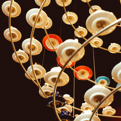 Design illy CityLife: lampadario con tazzine da caffè colorate. Inaugurazione flagship store illy Milano.