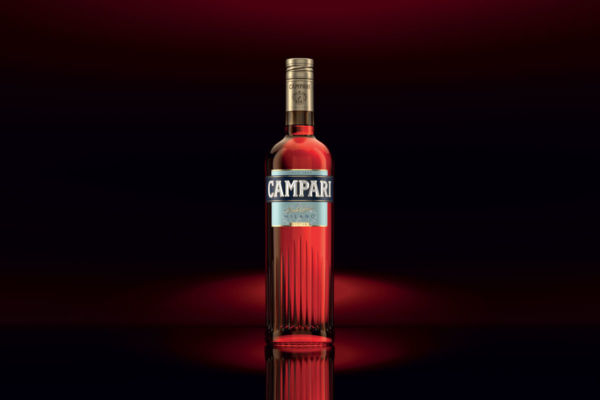 Bottiglia Campari con nuovo design Robilant. Aperitivo italiano, iconico e dal gusto inconfondibile.