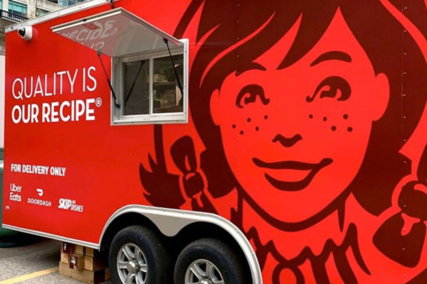 Food truck Wendy's rosso con logo e consegne a domicilio. #Wendys #darkkitchen