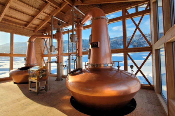 Distilleria Yukisato. Alambicchi in rame per la produzione di spirits. Coca-Cola HBC Italia presenta Yukisato.