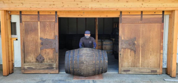 Yukisato spirits: botte di legno. Uomo sposta botte. Tradizione e qualità Yukisato.