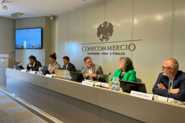 Conferenza Fipe sul bio nella ristorazione. Relatori a un tavolo di Confcommercio. Focus su alimenti biologici.