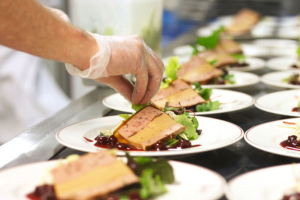 Ristorazione: preparazione piatti gourmet. Chef decora foie gras. Nuovo decreto lavoro ristoranti.