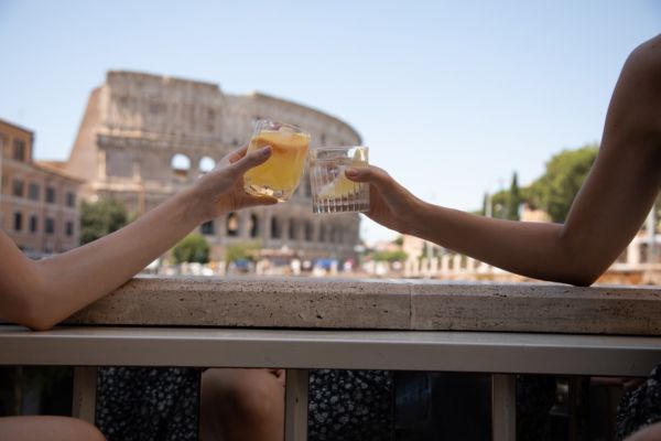 Brindisi con bibite analcoliche a Roma, Colosseo sullo sfondo. Assobibe e sugar tax.