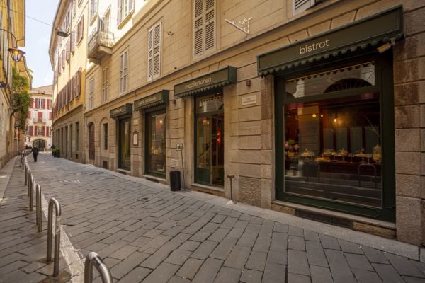 Esterno del ristorante Mediterranea Santa Marta a Milano. Cucina tradizionale, bistrot.