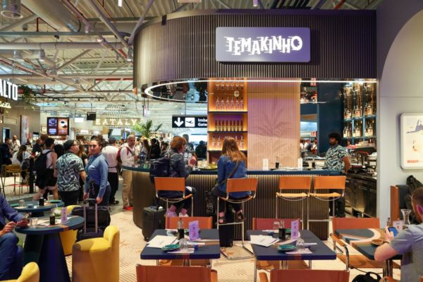 Nuova food court Autogrill a Roma Fiumicino. Ristorante Temakinho con bar e tavoli.