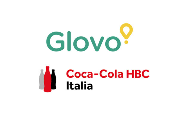 Logo Glovo e Coca-Cola HBC Italia. Partnership per la consegna a domicilio di bevande Coca-Cola.