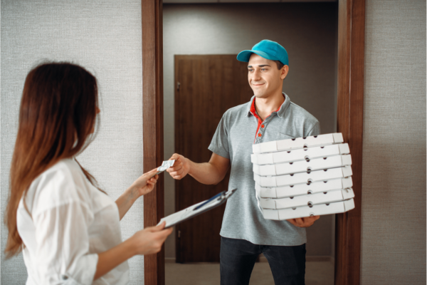 Consegna pizza: cliente dà mancia al fattorino. Ordini digitali e mance.