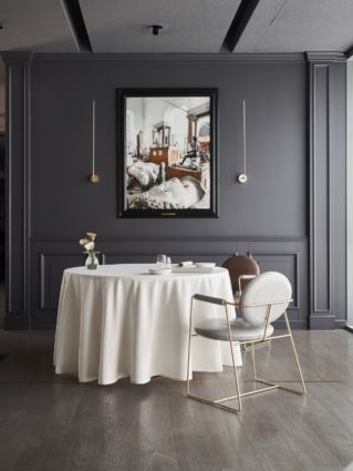 Interno del Ristorante Enrico Bartolini al MUDEC. Tavolo elegante, sedia di design. Cucina gourmet a Milano.