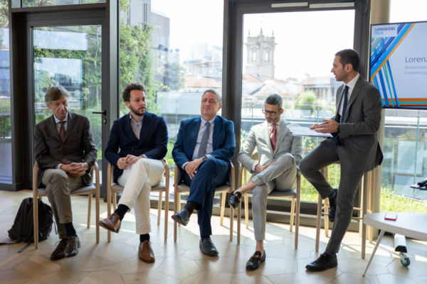 Presentazione Sammontana Società Benefit: persone e ambiente. Relatori in sala conferenze.
