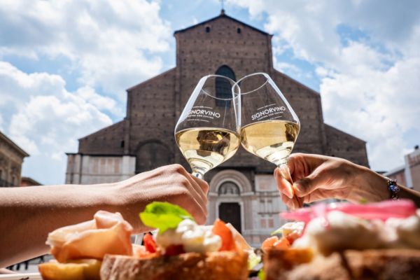 Signorvino in tour: brindisi con vino bianco e bruschette. Viaggio nel gusto.