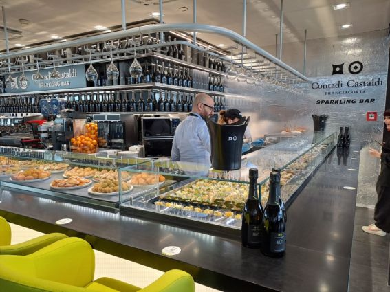 Nuovo Sparkling Bar Chef Express all'Aeroporto di Catania. Banco bar con stuzzichini, Franciacorta e personale.