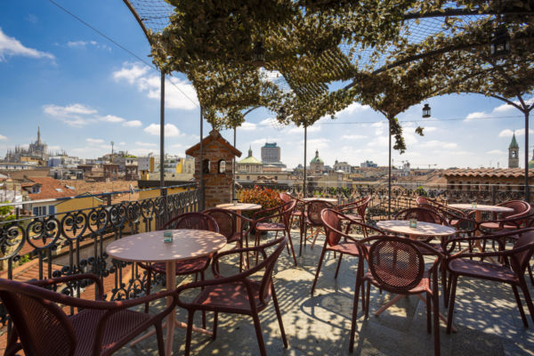 Terrazza Santa Marta, Milano. Vista panoramica, tavoli e sedie. Mediterranea raddoppia: nuovo ristorante.