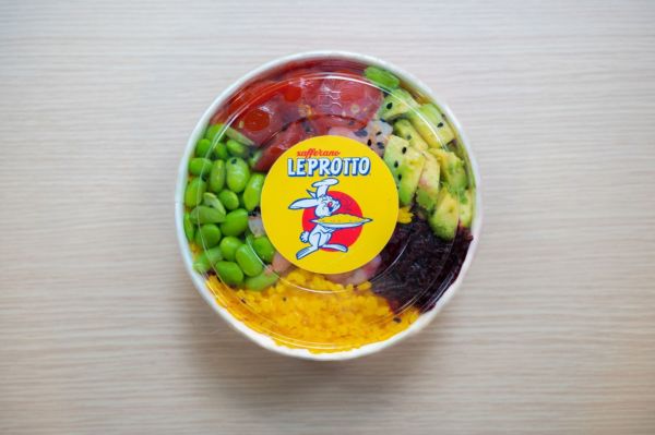 Poke bowl I Love Poke con riso allo zafferano, edamame, tonno, avocado e logo Leprotto.