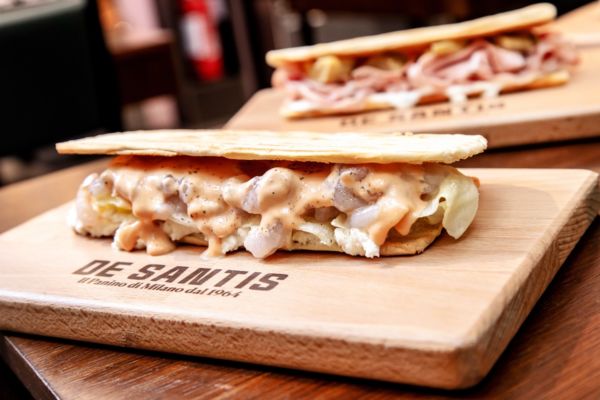 Panino De Santis Favignana: gamberi rosa, lattuga, caprino e salsa speciale. Panino gourmet di Milano a Roma.