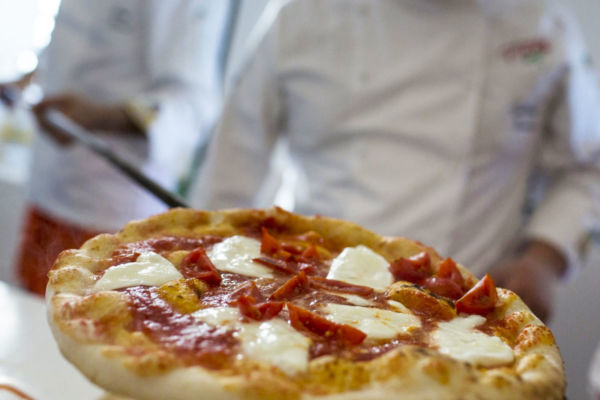Pizza con farina Petra 0hp. Pomodoro, mozzarella e basilico freschi. Ideale per delivery.