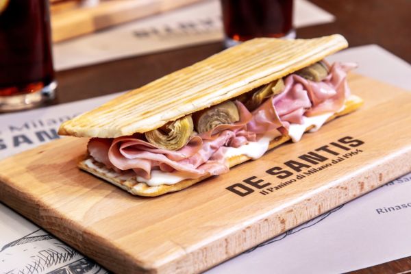 Panino De Santis: mortadella, crema parmigiano, carciofini. Specialità milanese a Roma.