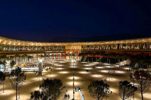 Vulcano Buono by night: food court illuminata e architettura suggestiva.