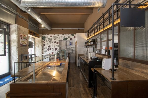 Interno del negozio Bofrost di Milano in Via Plinio. Arredamento in legno e atmosfera accogliente.