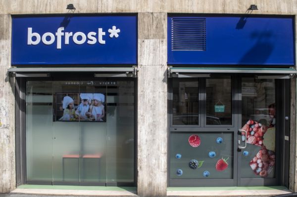 Bofrost Milano, negozio in Via Cesare Correnti. Vetrine con foto di bambini e decorazioni di frutti di bosco.