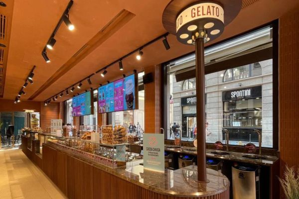 Interni di Cioccolatitaliani, Milano. Design Augusto Contract: bancone, illuminazione, vetrine dolci e gelato.