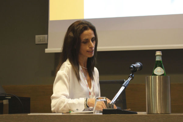 Annavelia Carrara a un evento food per il revenge travel. Donna parla al microfono.